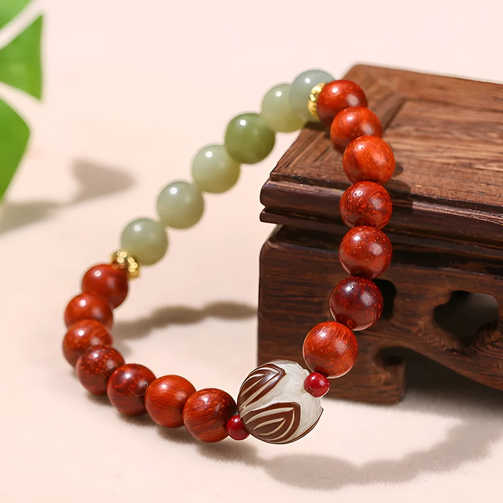 Red rosewood and gray jade bracelet with eight round Bodhi lotus beads