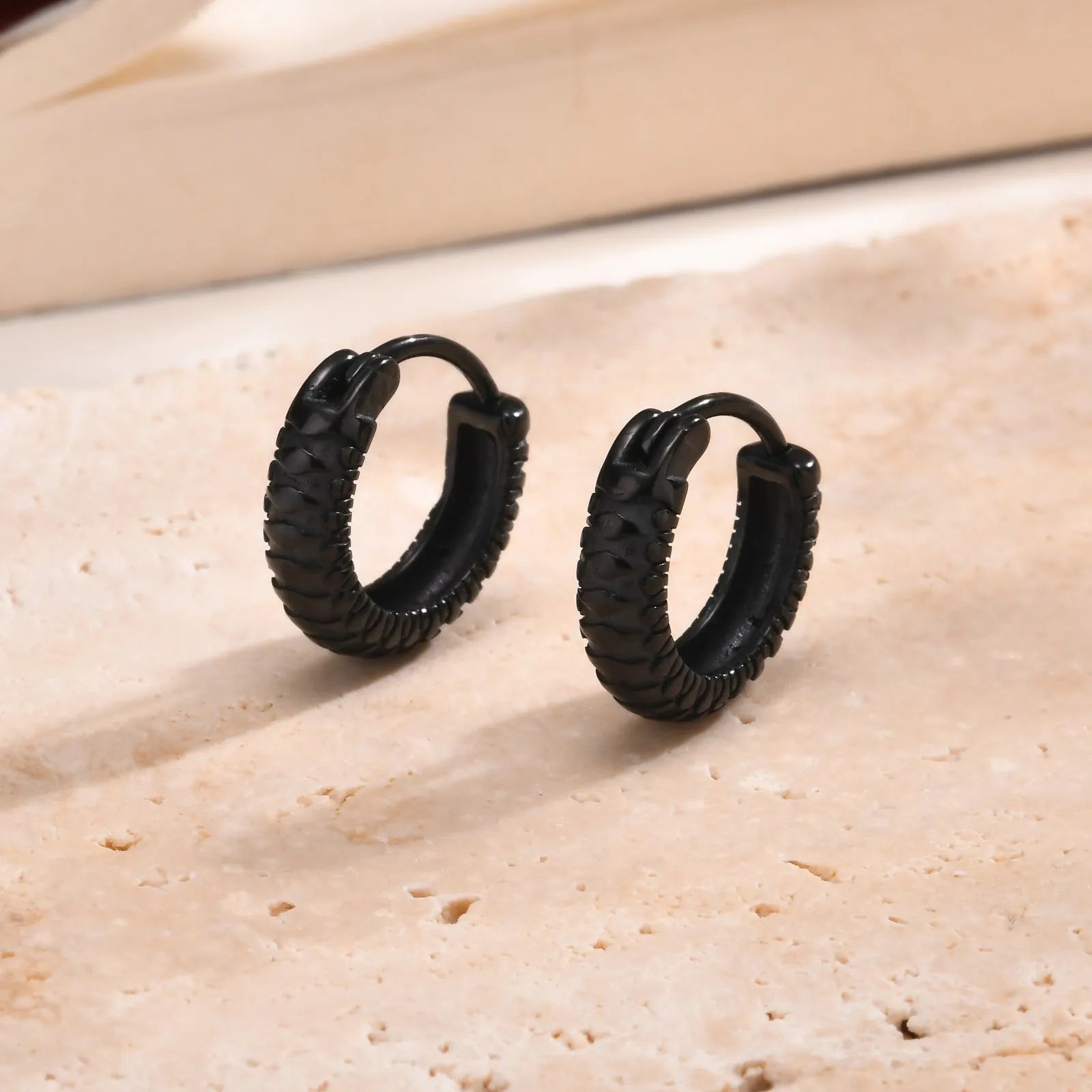 Stainless steel hip hop ear ring with snake pattern design in black or gold colour