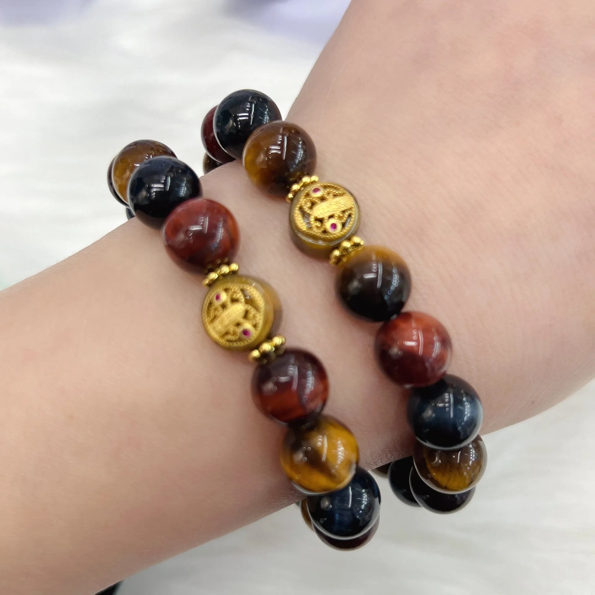 Natural tiger eye stone round beads on a Maillard chain bracelet, 18cm long.