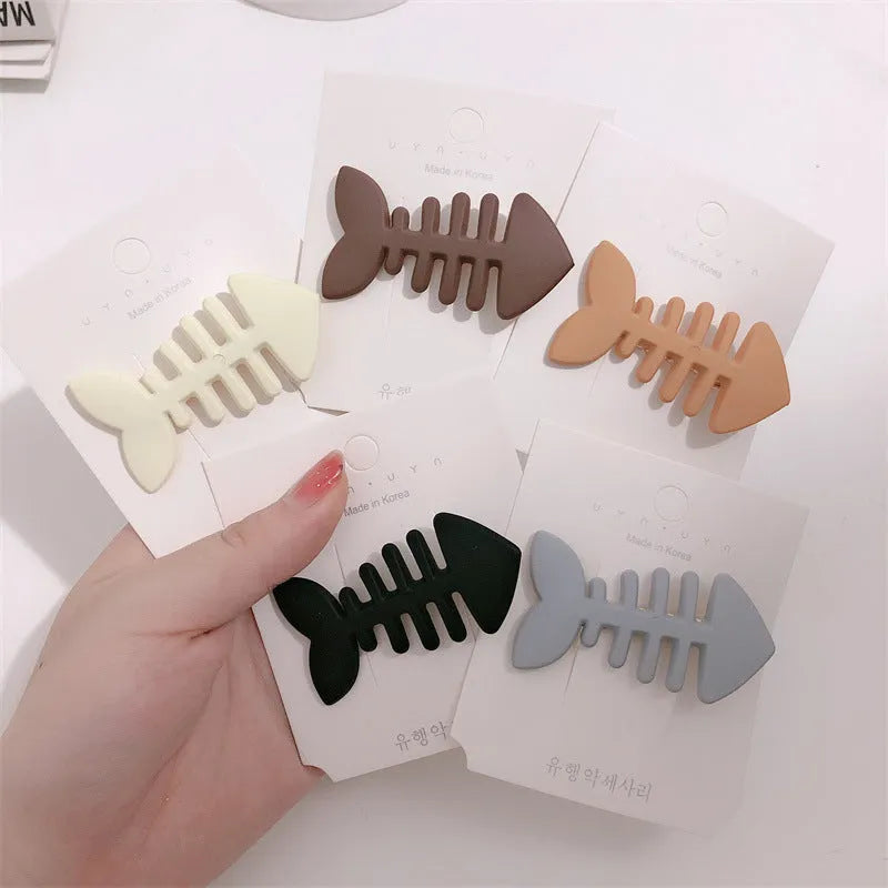 Minimalist fishbone design plastic barrette duckbill clip in a candy colour for side bangs.