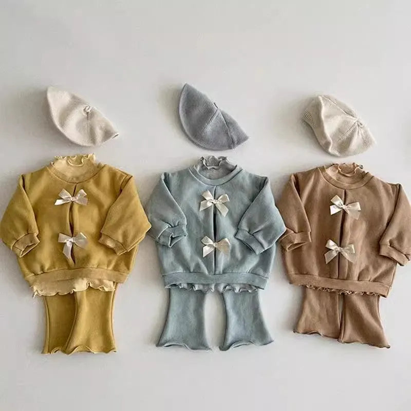 Cotton blouse and pants set for girls with wooden buttons and matching hat in beige