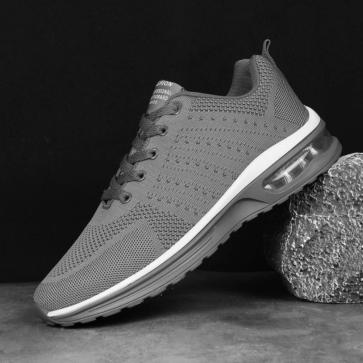 Casual Flyknit breathable running shoes in multiple colours with mesh upper and round toe