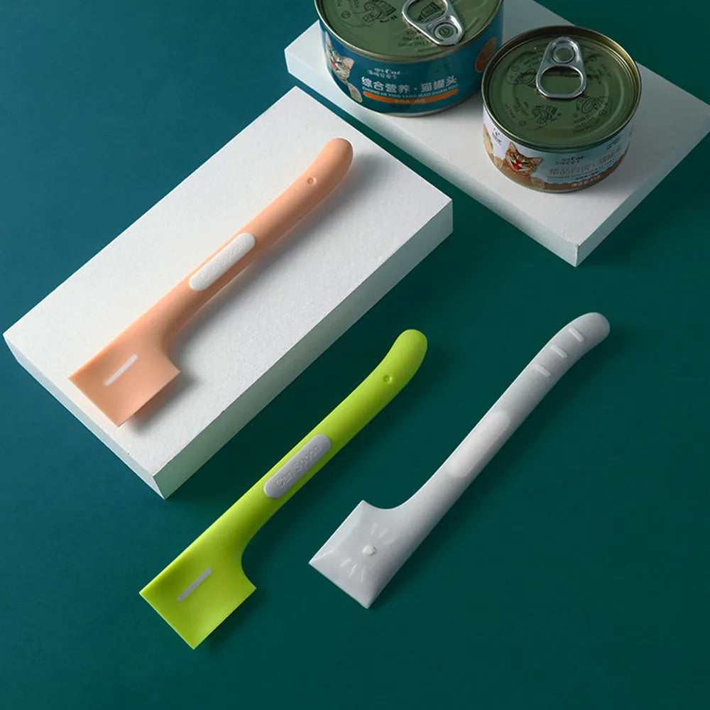 Long-handled green pet feeding spoon for canned cat and dog food with right-angle design
