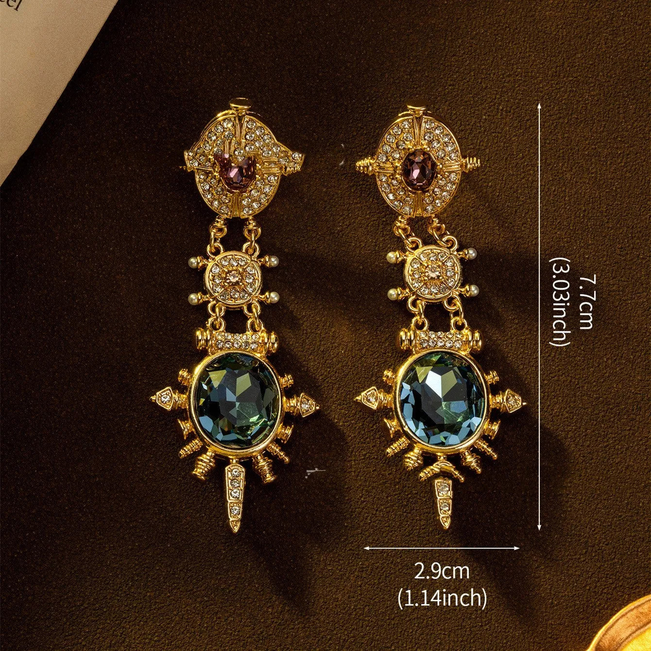 Gold geometric retro stud earrings with diamond treatment and round elements