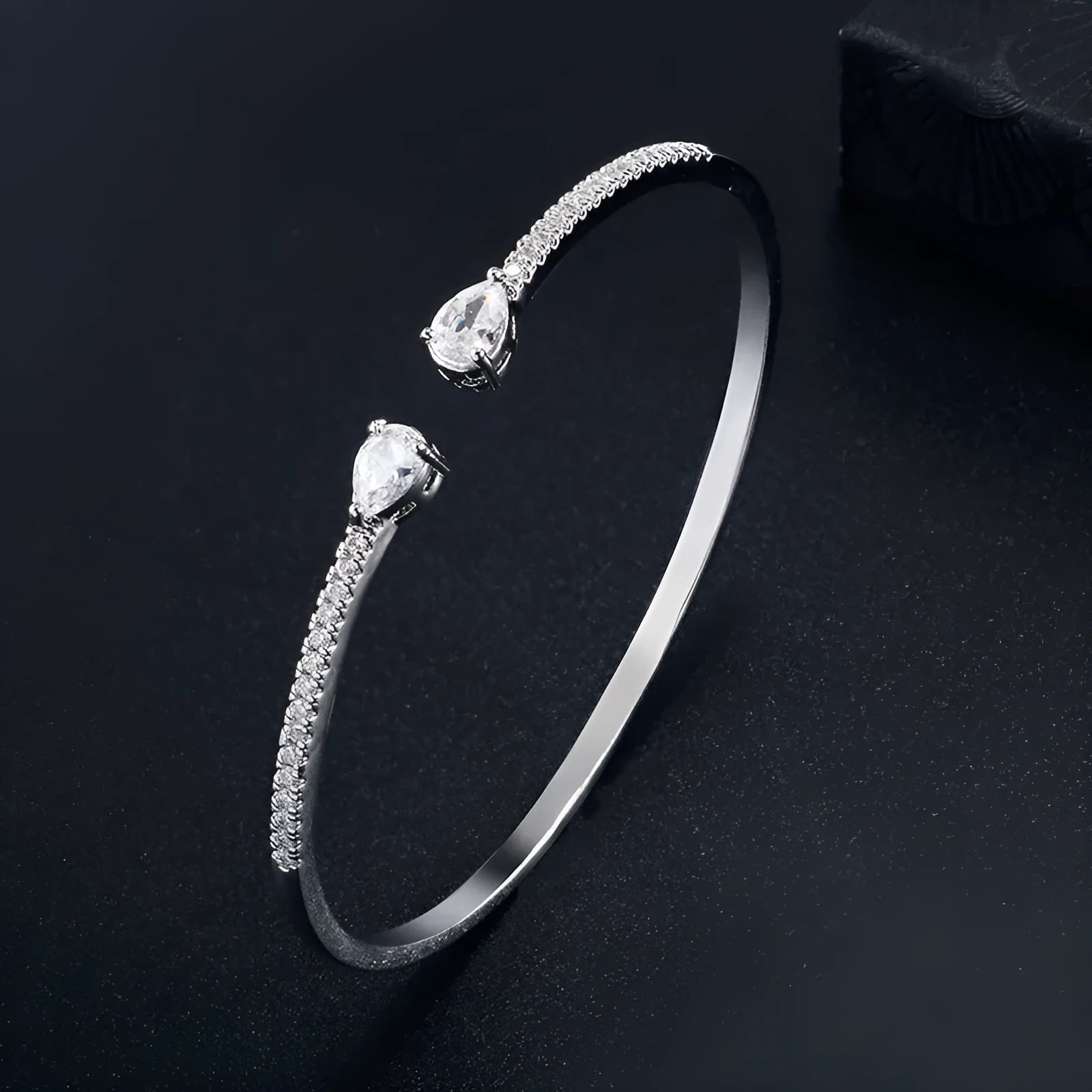 Multi-zircon inlay copper bracelet in simple style with lobster clasp, white and blue colour options