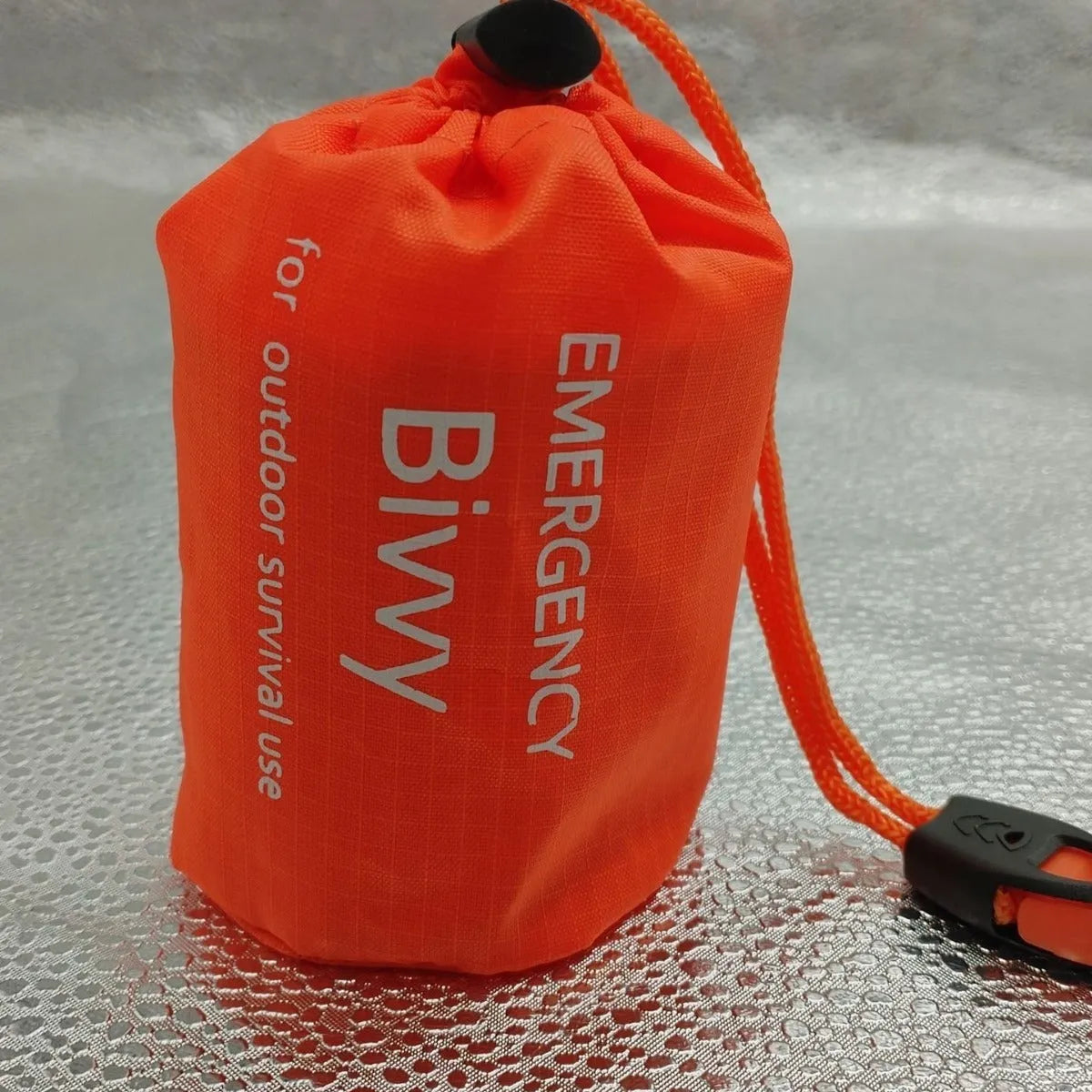 Emergency sleeping bag with aluminium film lining, envelope structure, 93x210cm, orange or green, with drawstring bag and whistle
