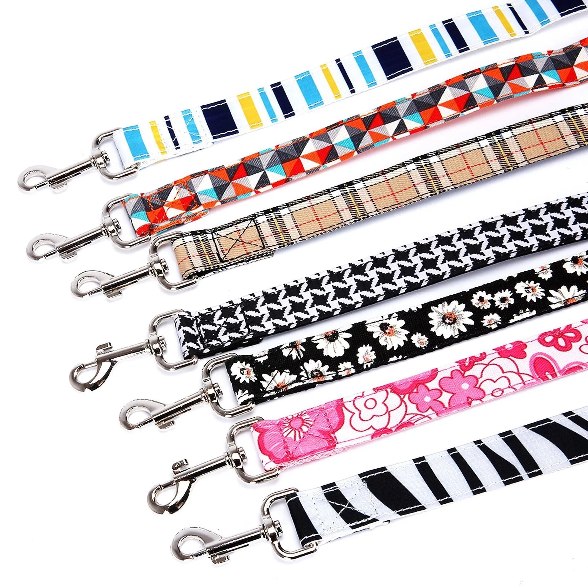 Black pet traction rope with plaid stripes, showing adjustable hand loop and 120cm length.