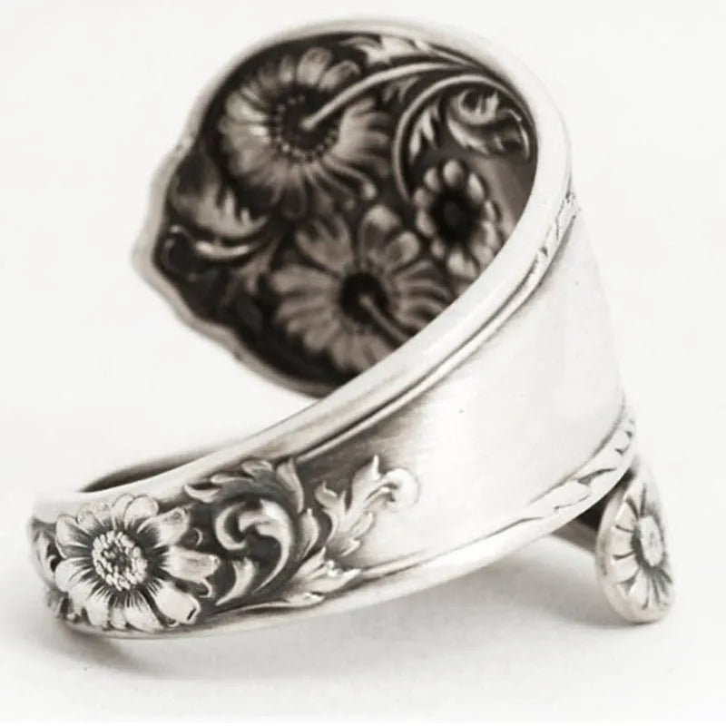 Retro flower shaped copper adjustable ring with daisy design on hand