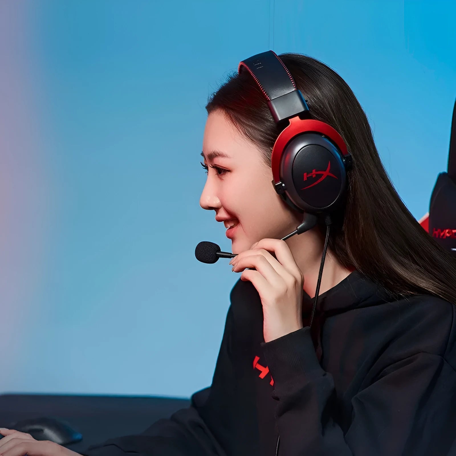 Wired gaming headphones with detachable microphone in Hurricane 2 colour scheme
