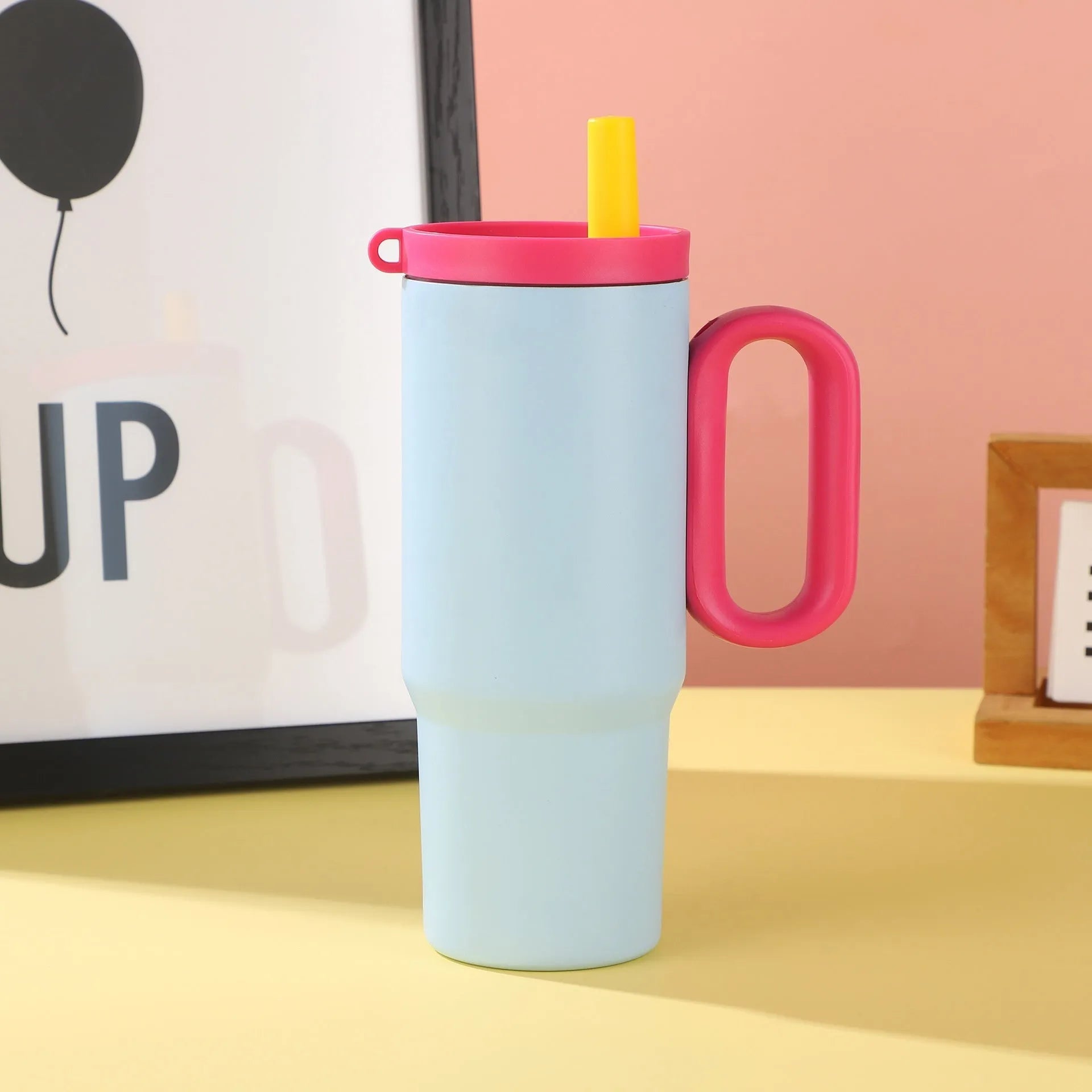 Large capacity straw cup with handle in choice of five colours for portable cold storage and heat preservation