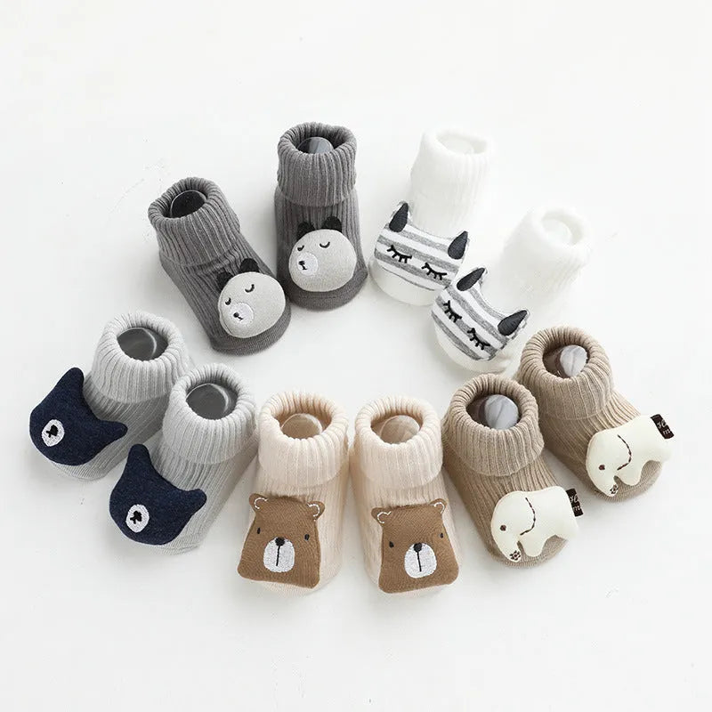 Baby socks with non-slip soles in combed cotton, showing colour options and size chart