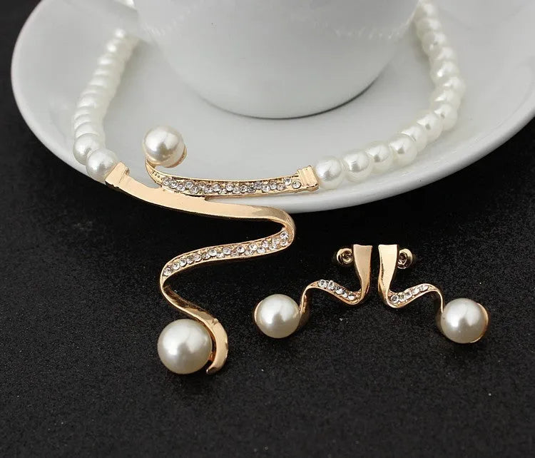 Gold pearl necklace and earrings set with deep V clavicle design and drop-shaped pendant