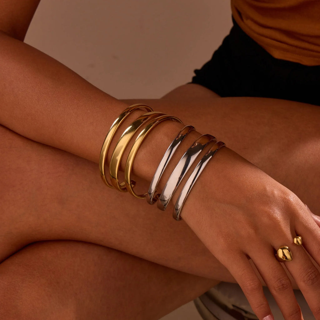 Geometric stainless steel bracelet for women with simple opening clasp in gold or steel colour