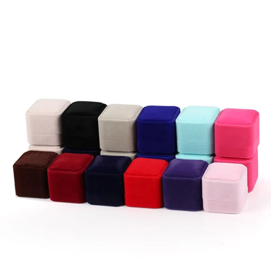 Compact flannel jewellery box in beige with lid, 5x5x4.5cm, for ring and small accessory storage