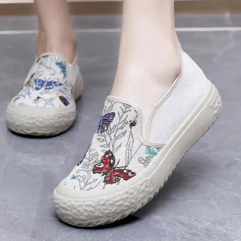 Women's Old Beijing-style slip-on canvas shoes in black or white with a round toe and plastic sole.