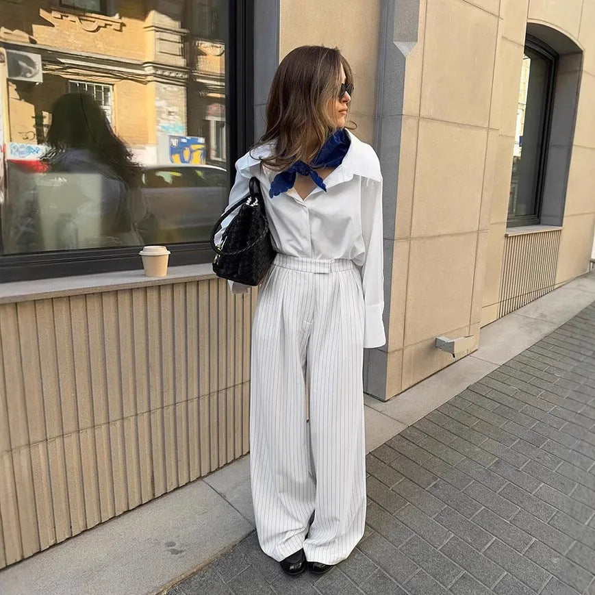 White striped wide-leg commuting trousers with zipper closure on mannequin