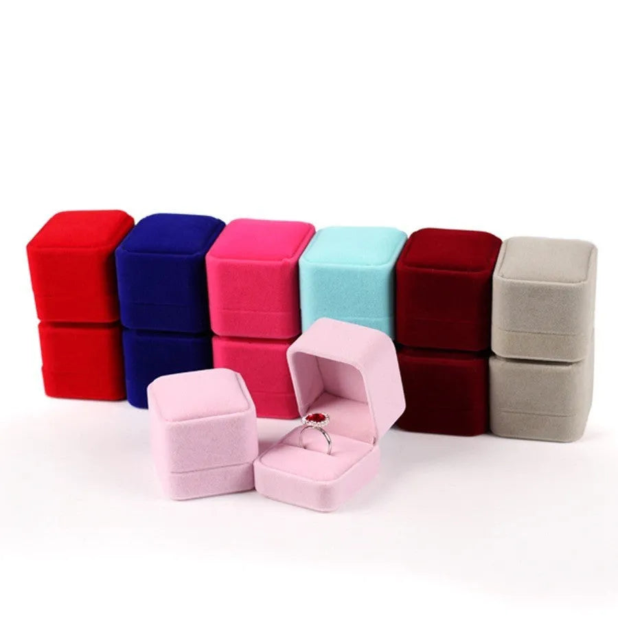 Compact flannel jewellery box in beige with lid, 5x5x4.5cm, for ring and small accessory storage