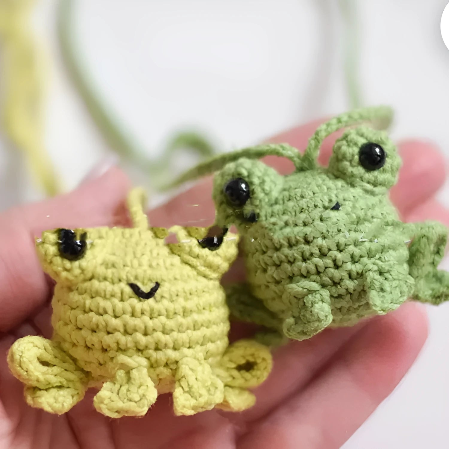 Handmade woven frog pendant for cars in plush material with green cartoon design