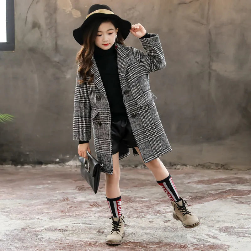 Grey houndstooth plaid coat for girls with suit collar and long sleeves.