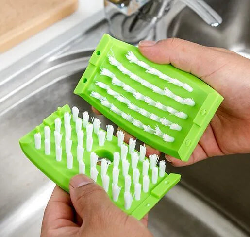 Kitchen cleaning brush with suction cup base and cutlery grooves in blue, green or pink