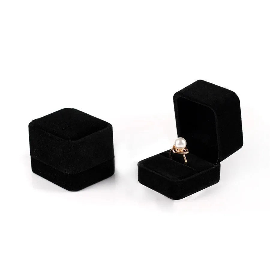 Compact flannel jewellery box in beige with lid, 5x5x4.5cm, for ring and small accessory storage