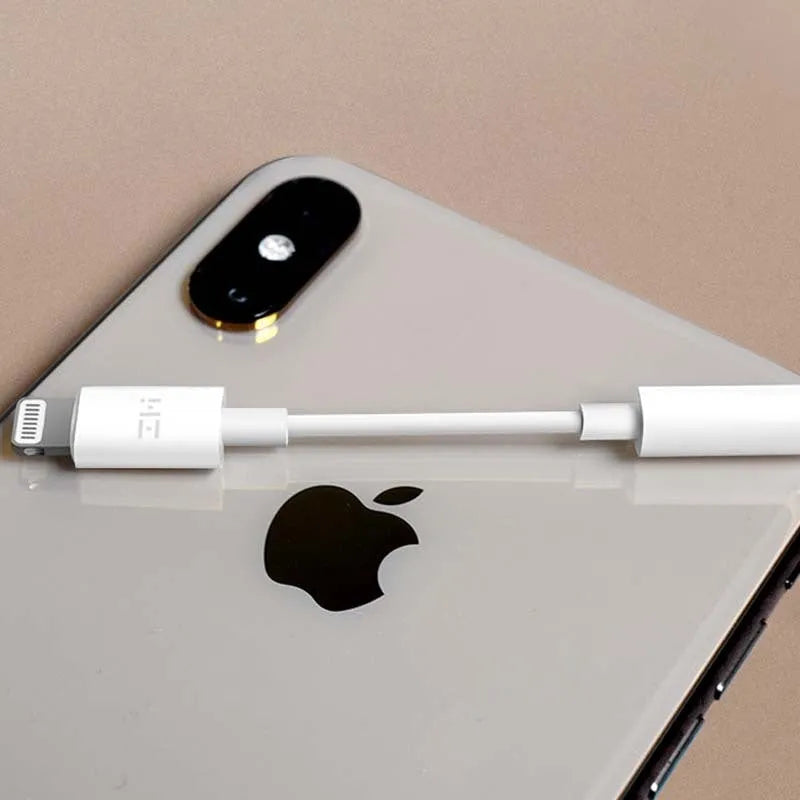 White Lightning to 3.5mm headphone adapter cable for iPhone measuring 8cm