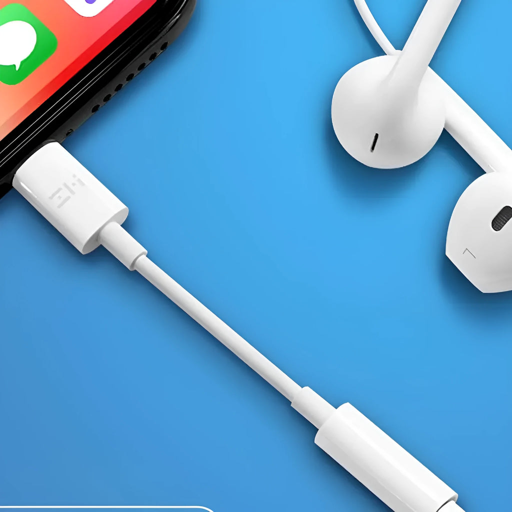White Lightning to 3.5mm headphone adapter cable for iPhone measuring 8cm