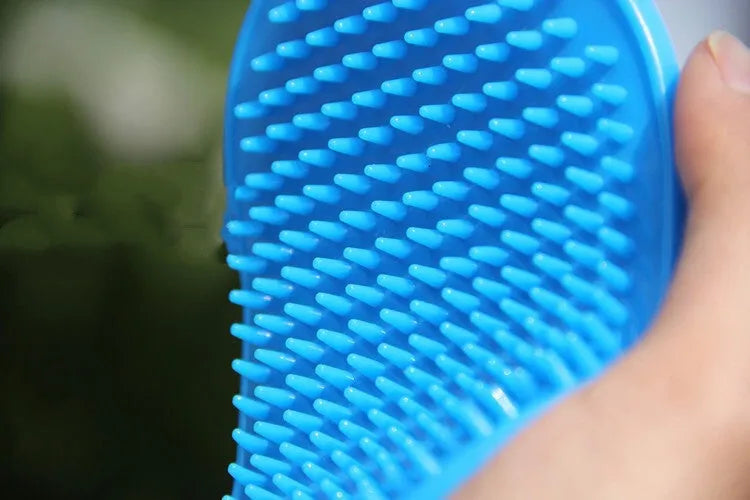 Oval rubber pet bath brush for dogs and cats, available in red or blue, hand cover massage brush