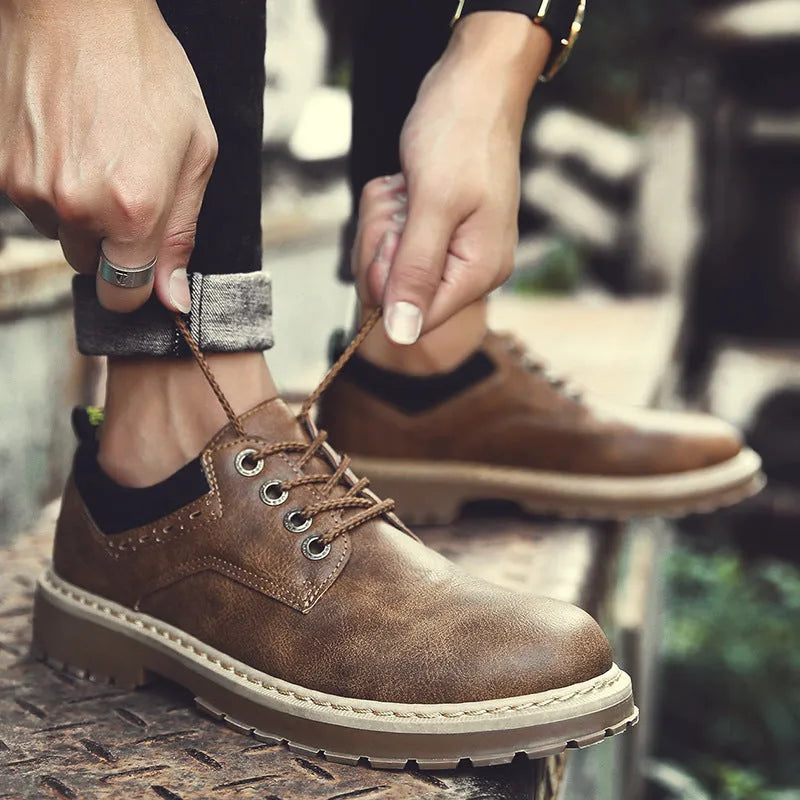 Men's low-top casual shoes in black with a round toe and rubber sole.