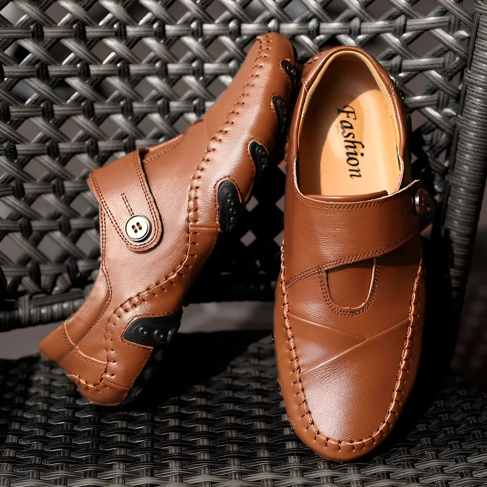 Men's Korean-style casual leather shoes in black with microfiber upper, rubber sole, round toe, and lace closure