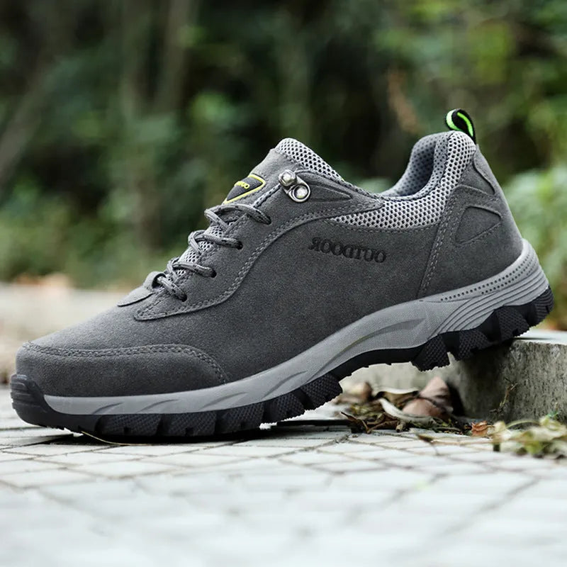 Men's low-top hiking shoes in army green with mesh inner construction and viscose rubber sole