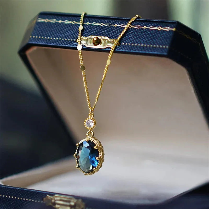 Geometric gold electroplated copper retro necklace on a 46 cm chain.