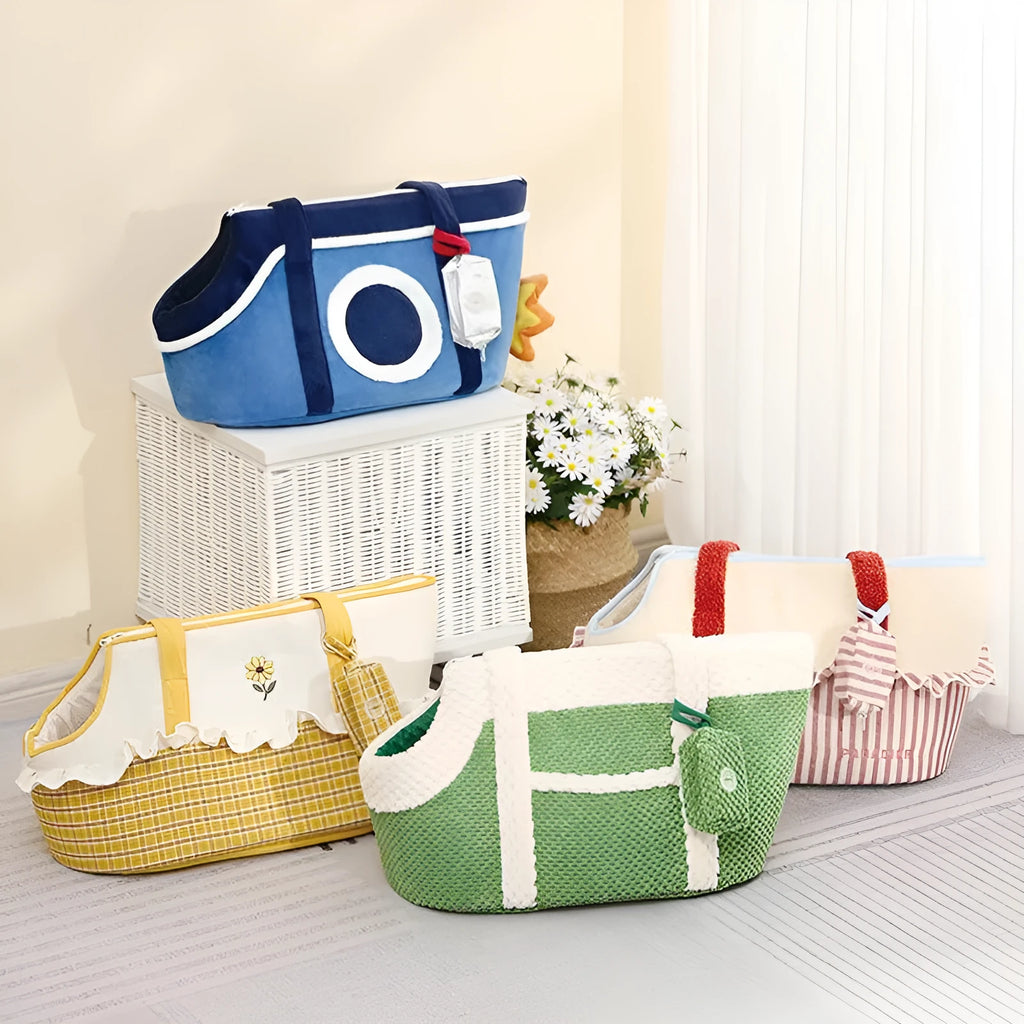 Shoulder cat bag with cartoon pattern in plush material for small pet transport