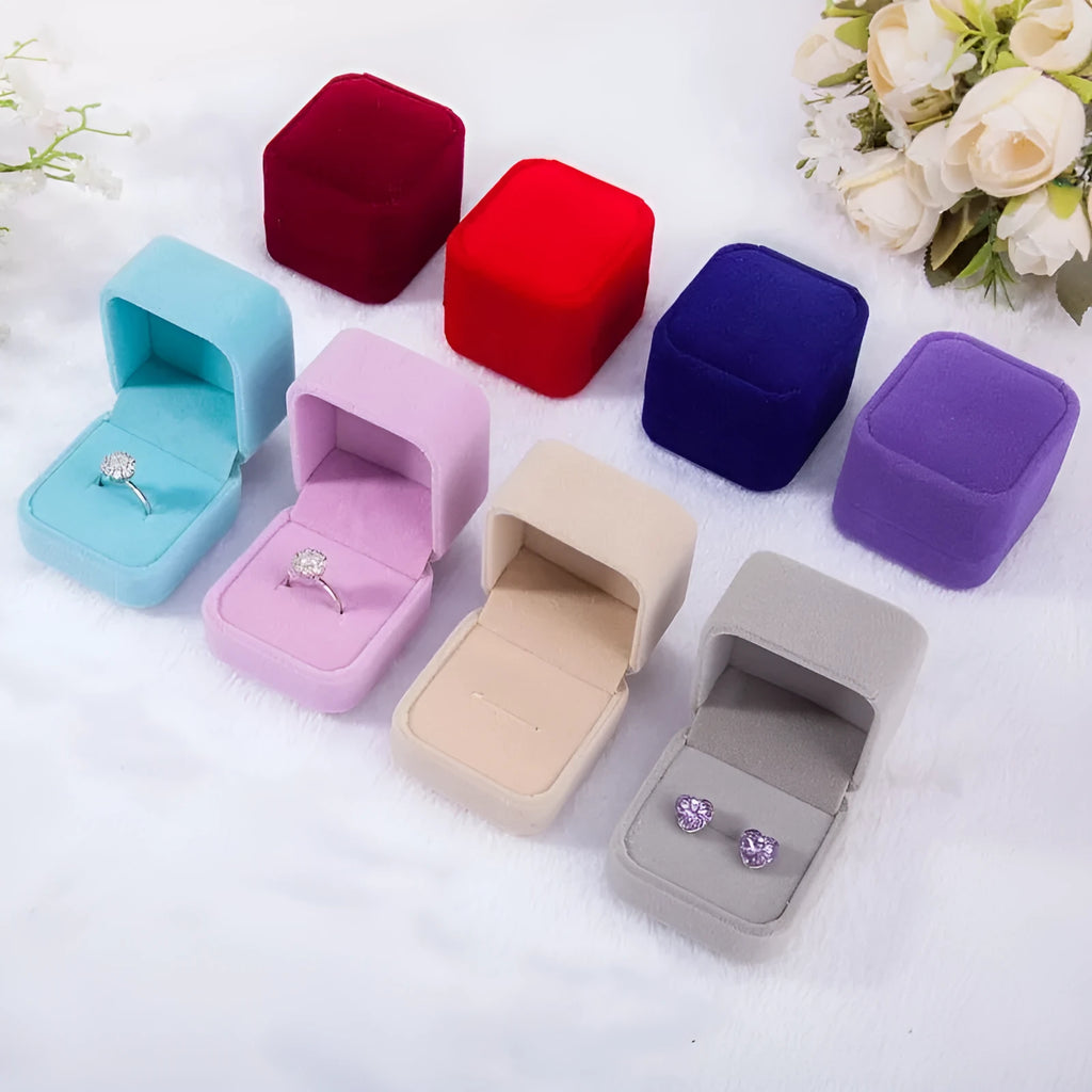 Compact flannel jewellery box in beige with lid, 5x5x4.5cm, for ring and small accessory storage