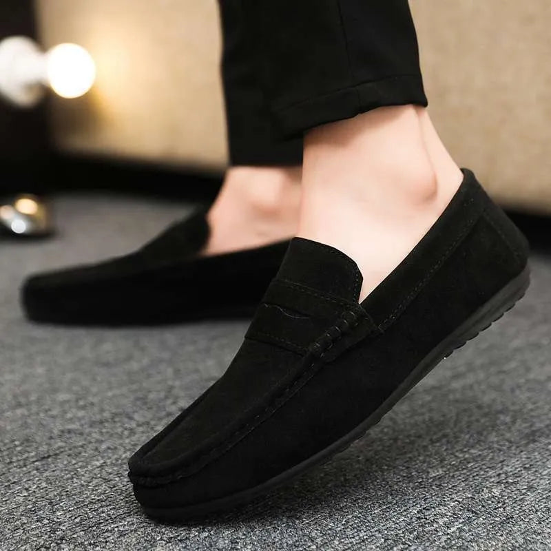 Men's black Gommino Korean fashion slip-on shoes with round toe and grape particle detailing