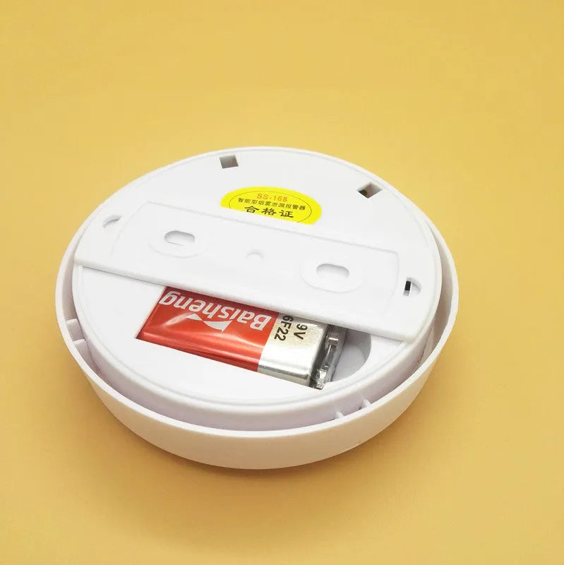 White ceiling-mount household smoke alarm SS-168 with sound and light alarm