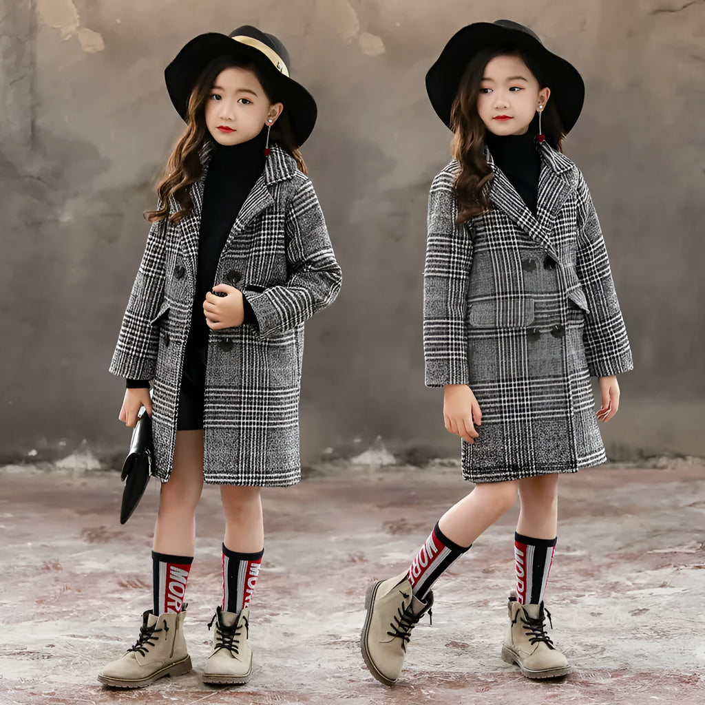 Grey houndstooth plaid coat for girls with suit collar and long sleeves.