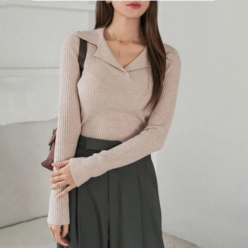 Women's v-neck hemmed pullover sweater in solid colour with vertical sunken stripe pattern, slim fit, long sleeve