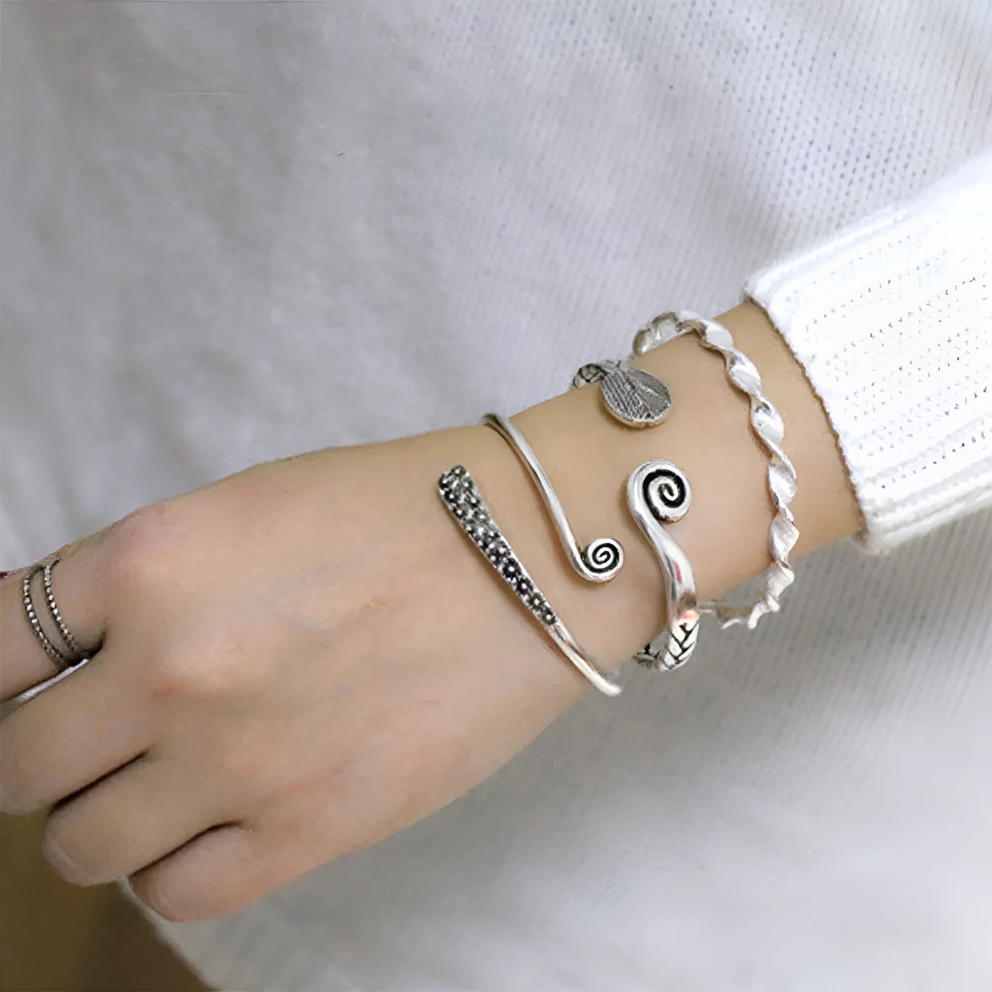Women's Chinese retro style opening bracelet with fish design in silver colour
