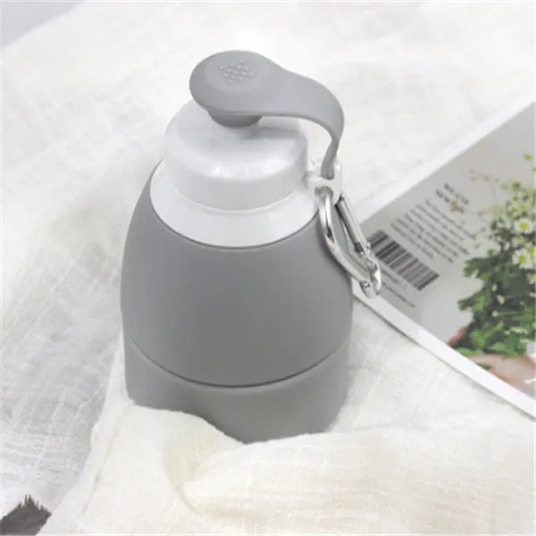 Blue silicone folding water bottle shown extended and collapsed, with 580ml capacity mark.