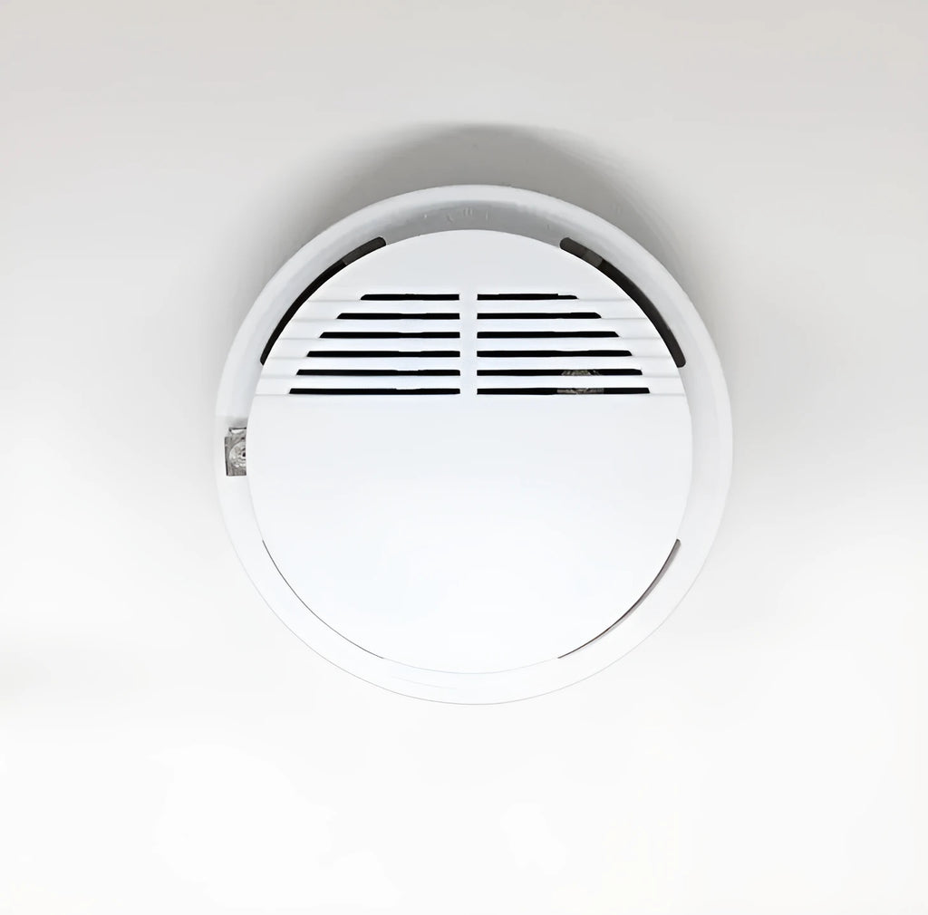 White ceiling-mount household smoke alarm SS-168 with sound and light alarm