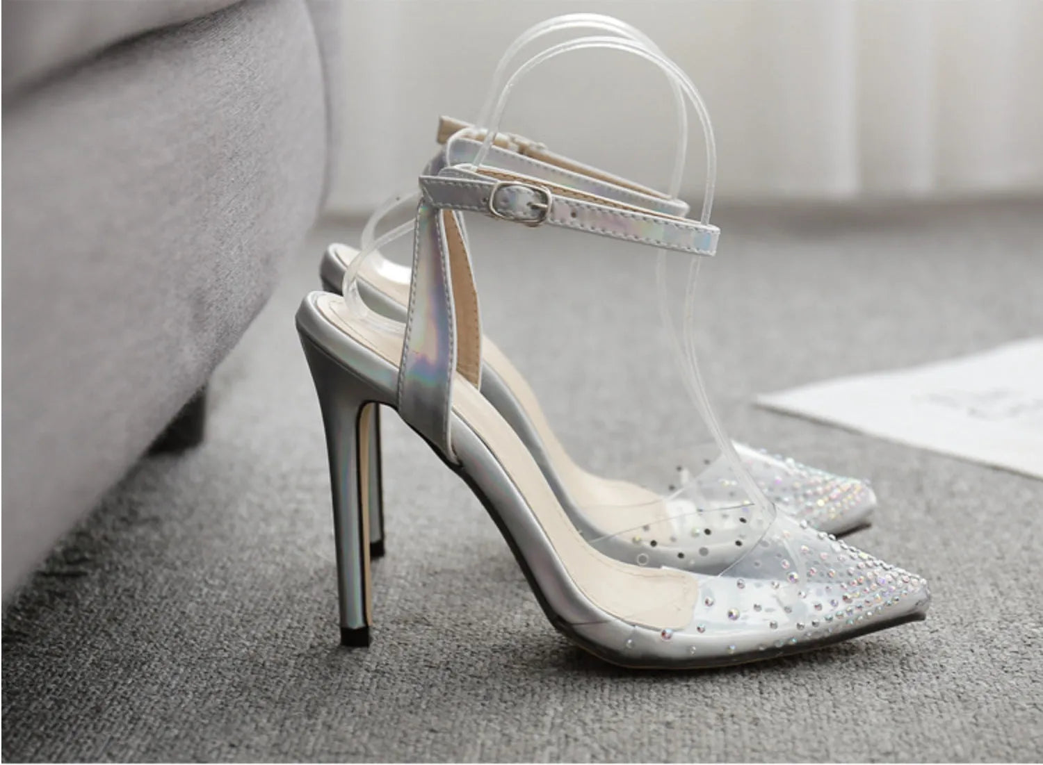 Women's pointed-toe sandals with diamond decoration and a thin stiletto heel.
