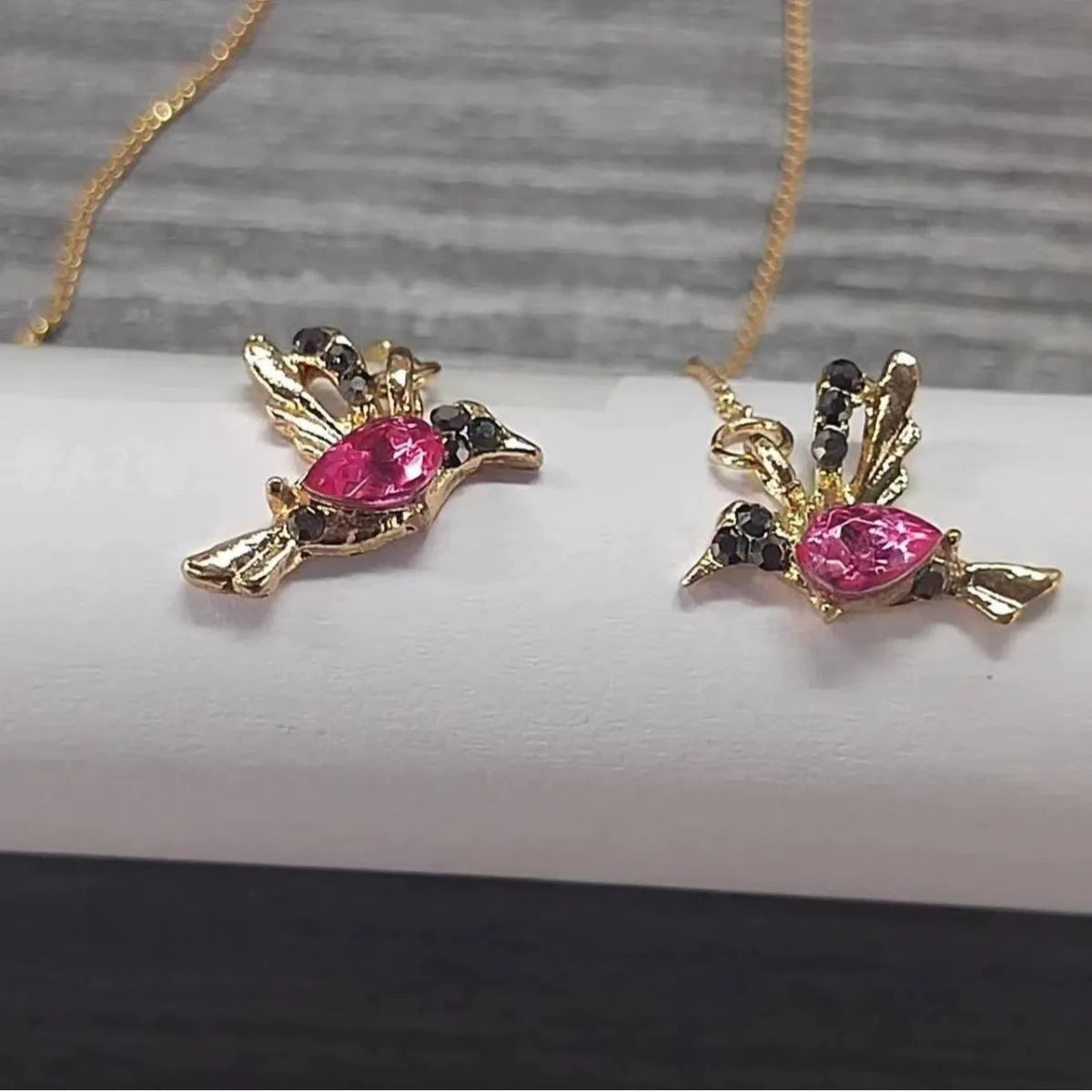 Long hanging bird earrings for women with alloy construction and mixed zirconium wings in red, blue, or red lvzuan.
