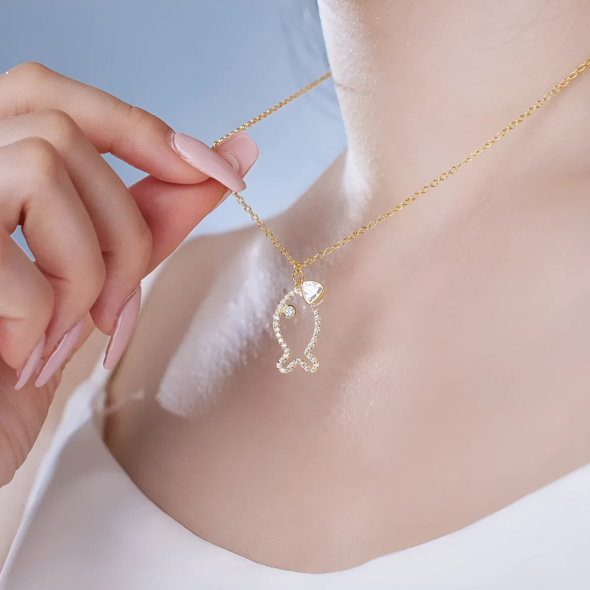 S925 sterling silver clavicle necklace with hollow fish pendant, zircon detail, and koi motif in gold or platinum.