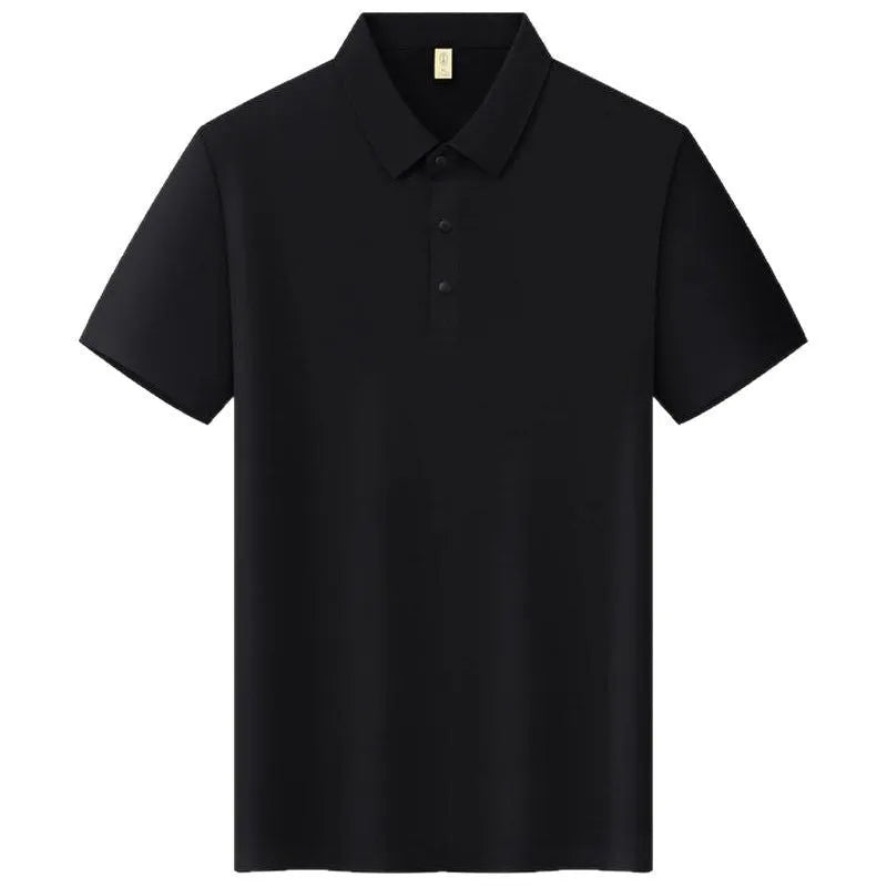 Man wearing a solid colour slim fit T-shirt with a seamless lapel and short sleeves.