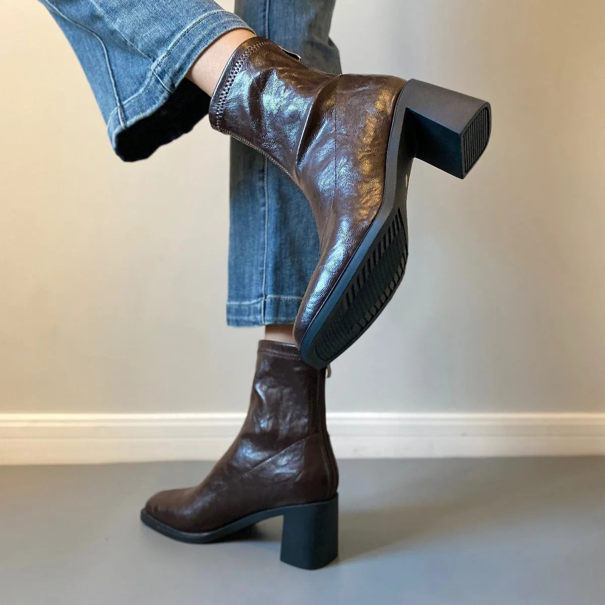 Commuter high heel stretch retro boots with chunky heel and back zipper in black single lining