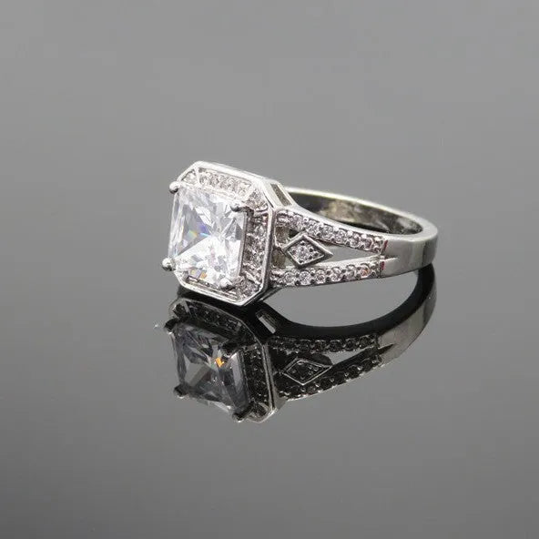 Geometric hollow women's ring with quadrilateral pattern and zircon stones in platinum finish