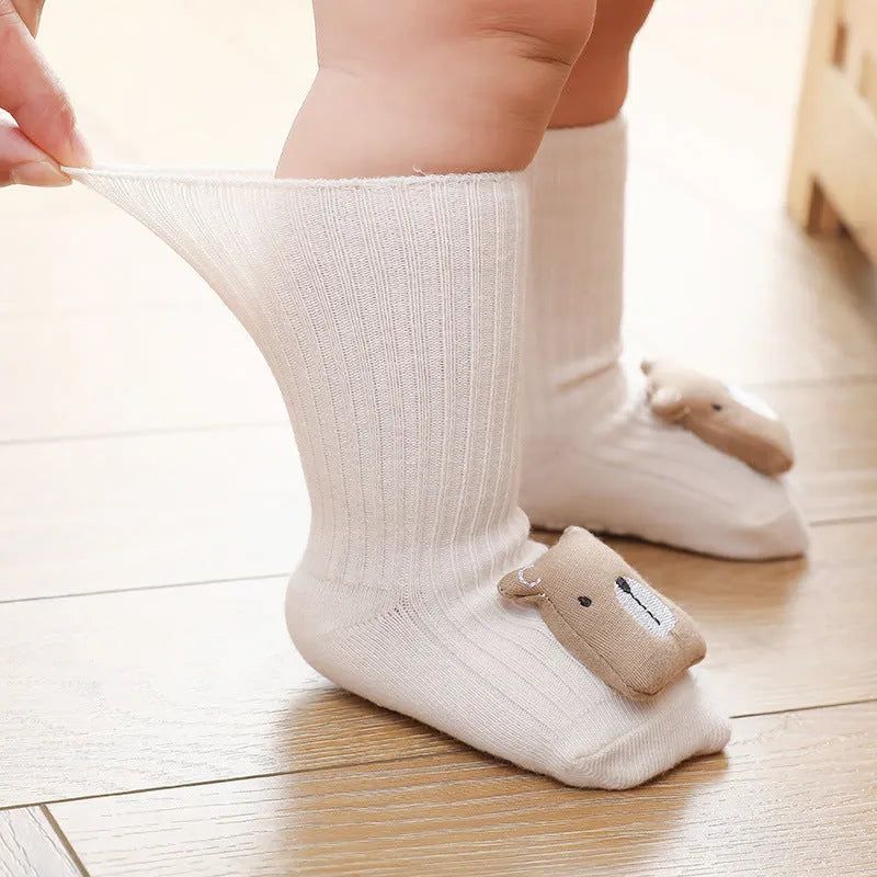 Baby socks with non-slip soles in combed cotton, showing colour options and size chart
