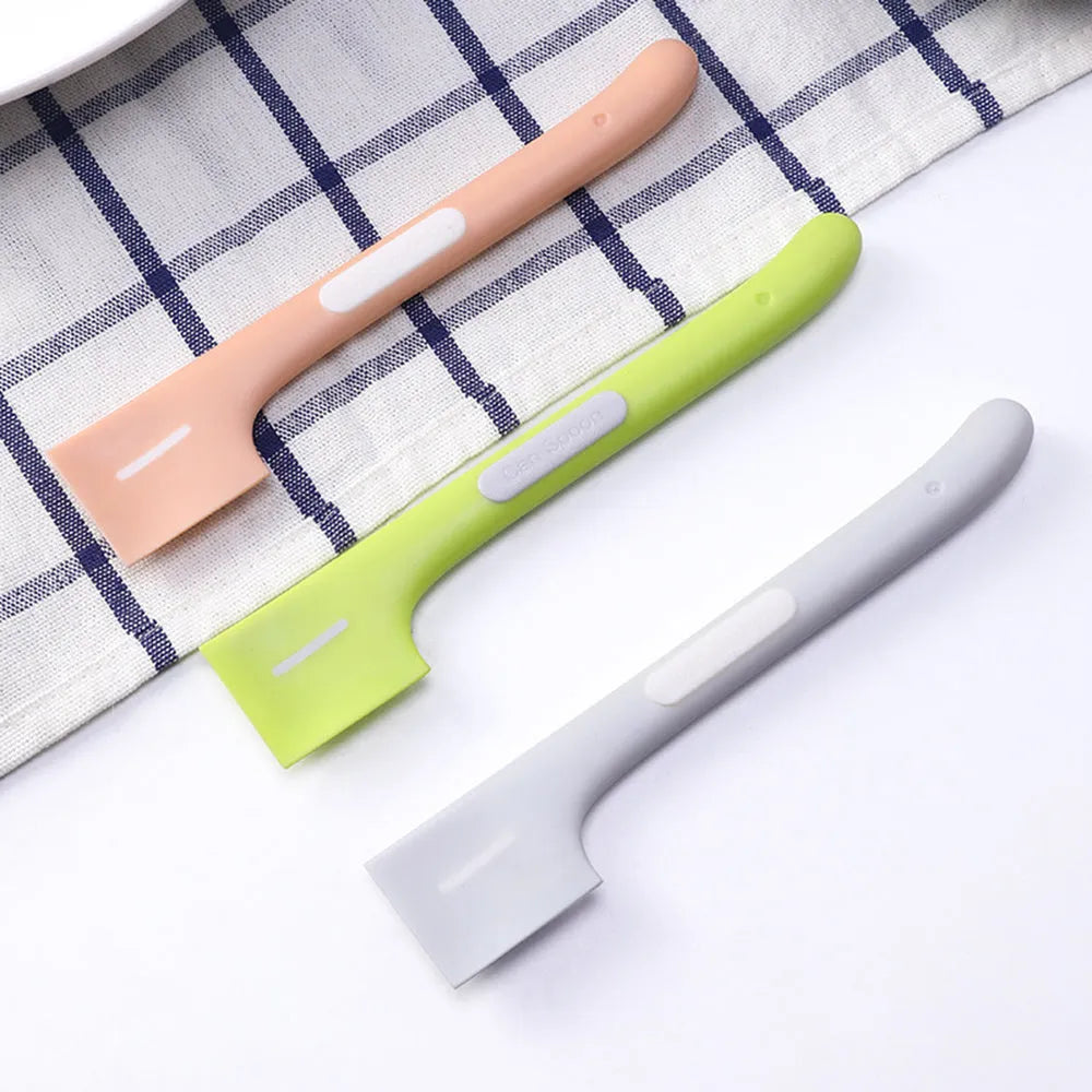 Long-handled green pet feeding spoon for canned cat and dog food with right-angle design