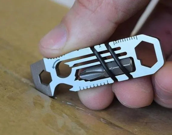 Ratcheting keychain multi-tool with built-in bit storage, 45g compact design.